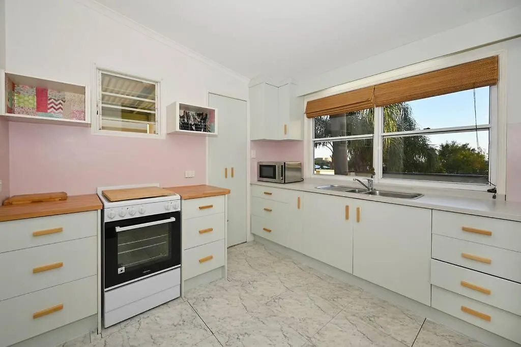 Groovy Beach Bungalow Caloundra
